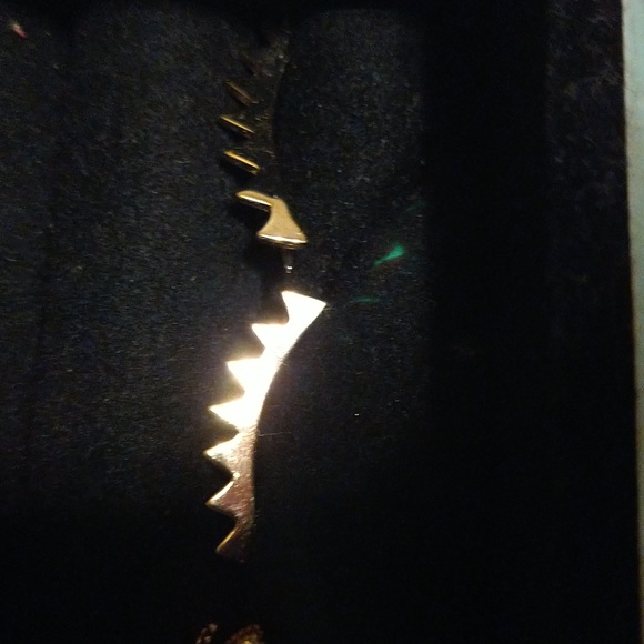 Minimal Eyelash Earings - Picture 3 of 4